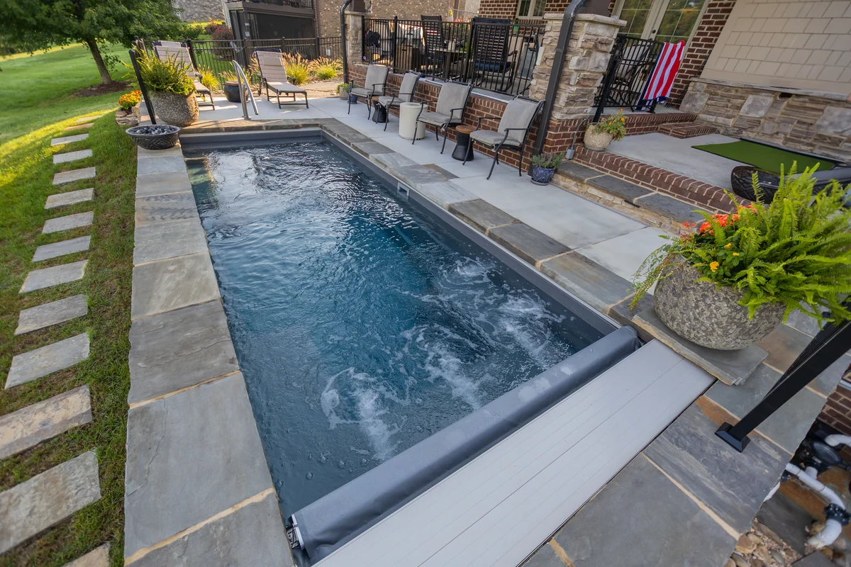 Automatic cover retracting over pool